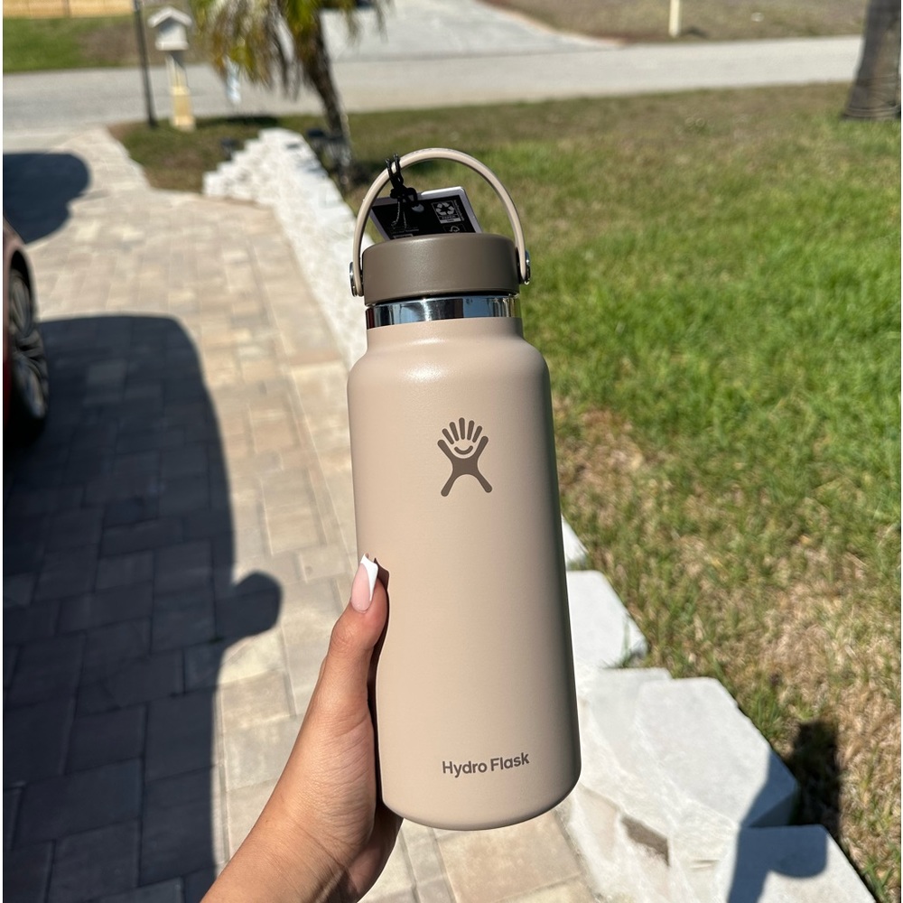 Cute nude hydro flask🤎